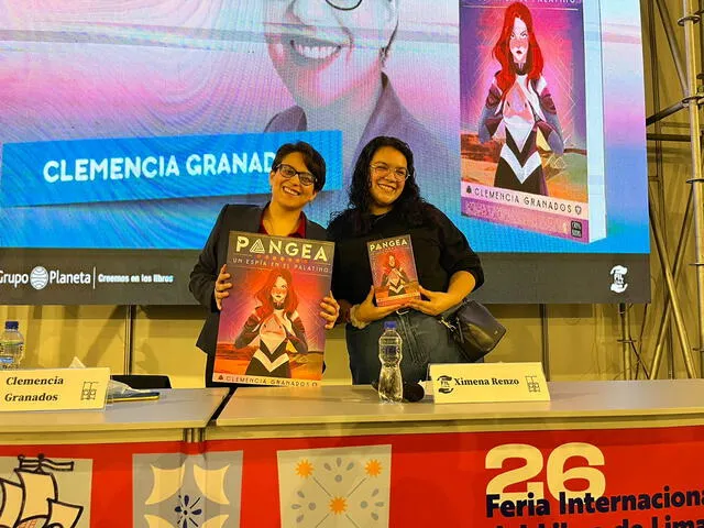 Clemencia Granados mostrando la maqueta de su novela Pangea en su presentación en la FIL Lima 2022. Foto: Planeta