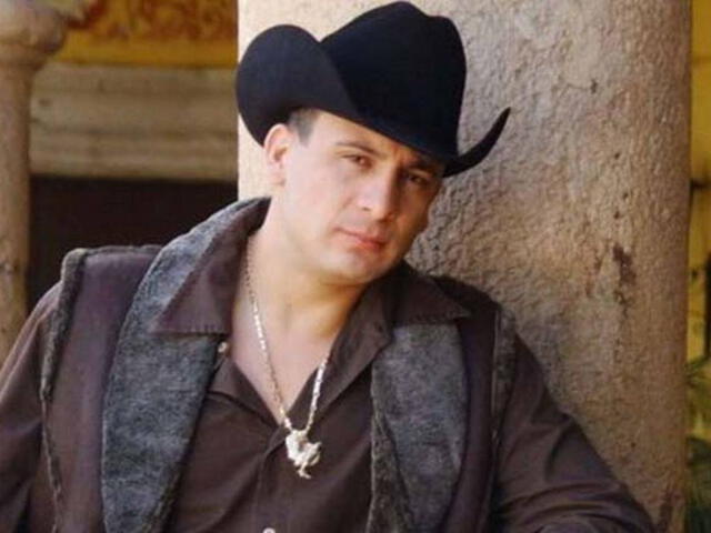 Valentín Elizalde Valencia, también conocido como 'El Gallo de Oro', fue un cantante de música regional mexicana, especializado en los estilos de banda y cumbia norteña.