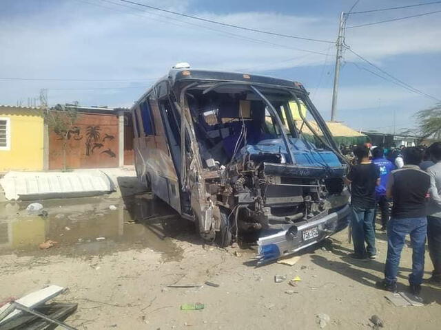 Vehículo habría chocado contra un muro de concreto. Foto: Lampazos.