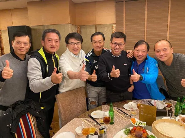 Según medios taiwaneses, cuatro personas dieron positivo para COVID-19.  Jackie Chan y otros asistentes estarían en cuarentena.