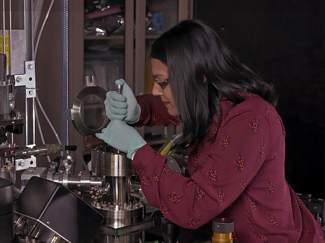 Sandra Taylor, química y autora del estudio, analiza una muestra en un instrumento de tomografía con sonda atómica. Foto: Eric Francavilla / PNNL