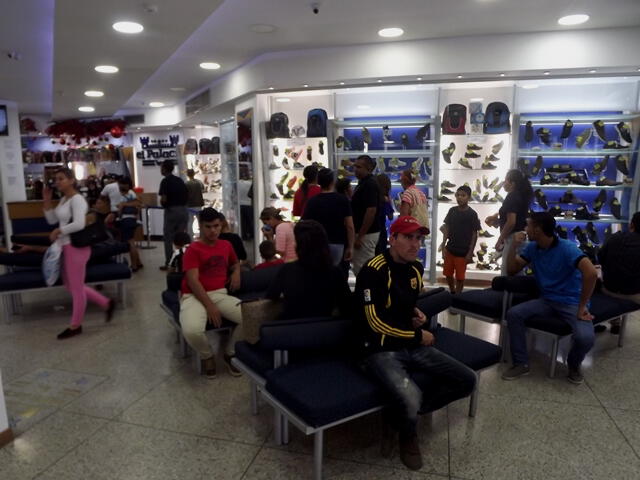 Venezolanos abarrotan centros comerciales a dos días para la Navidad a pesar de la crisis