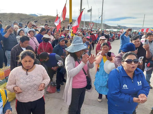 Pobladores puneños oran por los comisionados a la marcha en Lima