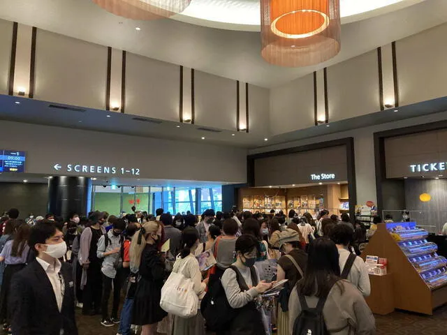 Fans japonesas haciendo cola para ver 2gether: the movie. Foto: GMMTV