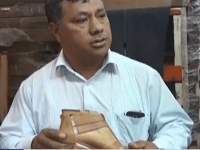  William Ulloa empezó a fabricar zapatos con ayuda de sus amigos. Foto: Latina TV    
