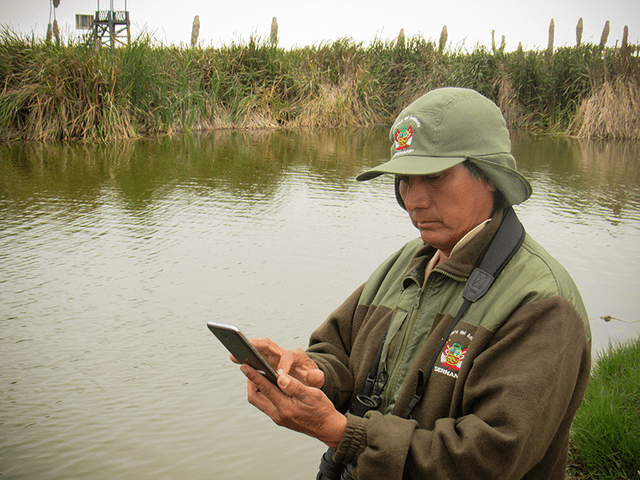  Guardaparque monitoreando con aplicativo Smart. Foto: Jorge Luis Martínez-WCS   