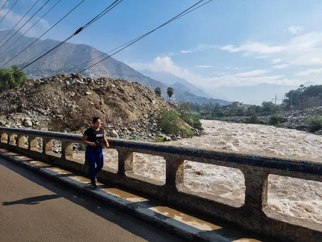  Aumento de caudal del río a la altura del puente La Cantuta, en Chosica. Foto: Omar Coca / URPI-LR   