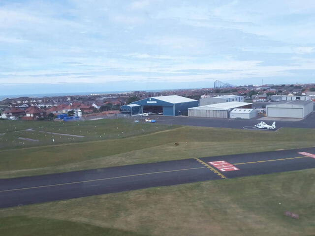 El personal del aeropuerto trató de reanimar al instructor, pero no pudo ser salvado. Foto: Aeropuerto de Blackpool   