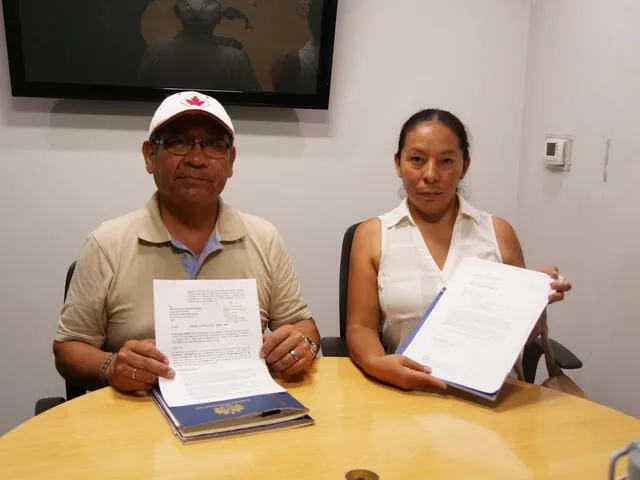  Enrique Ramírez y Ángela Arango, son dos de los casi 700 afectados tras los despidos masivos en la MML. Llevan consigo sus cartas de despido. Foto: Fernanda Quispe    