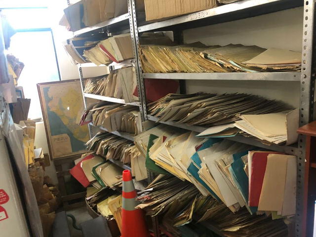  En los estantes hay historias de pacientes antiguos. Los folios se encuentran llenos de polvo, apilados y desorganizados. Foto: Defensoría del Pueblo   