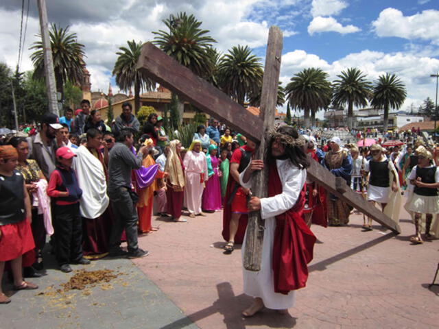 Durante el Viernes Santo los ciudadanos suelen realizar representaciones del Vía Crucis. Foto: Transitions Abroad   