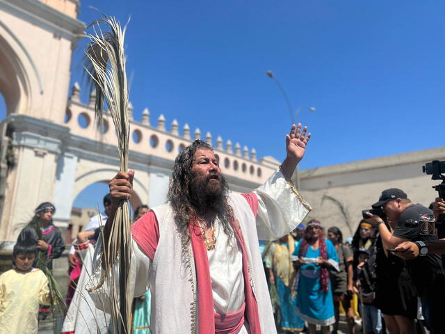 'Cristo Cholo' se prepara para recibir el bautismo por Semana Santa en Lima. Foto: Omar Coca/La República   