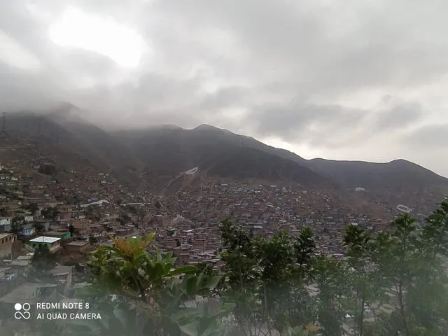 En la imagen pueden apreciarse viviendas asentadas ilegalmente hacia la parte de arriba de las lomas. Foto: Trinidad Pérez   