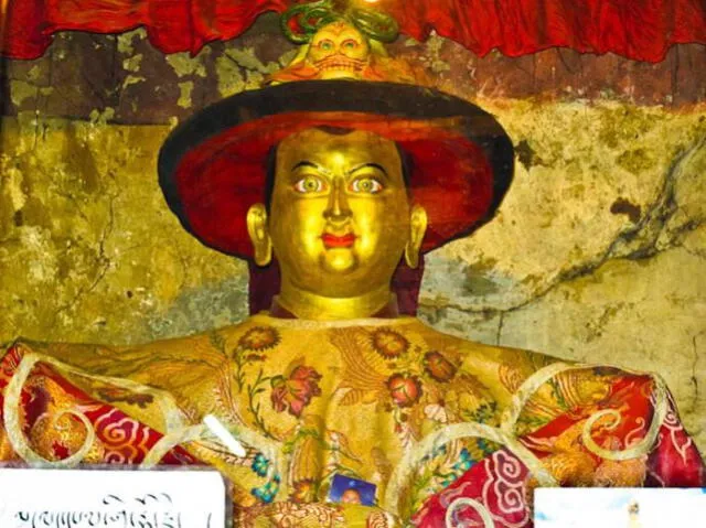 Dalai Lama: ¿qué son los saludos de lengua en la cultura del Tíbet y cuál es su origen? | Sacar la lengua Tibet | Saludo Tibetano sacar la lengua | Cultura Tibetana | Dalai Lama besa a niño | Budista Dalai Lama | LRTMA