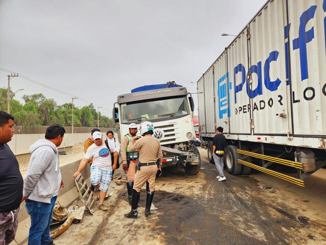  Debido a la congestión vehicular, varios pasajeros decidieron trasladarse a pie hacia sus destinos. Foto: Barbara Mamani / URPI-LR 