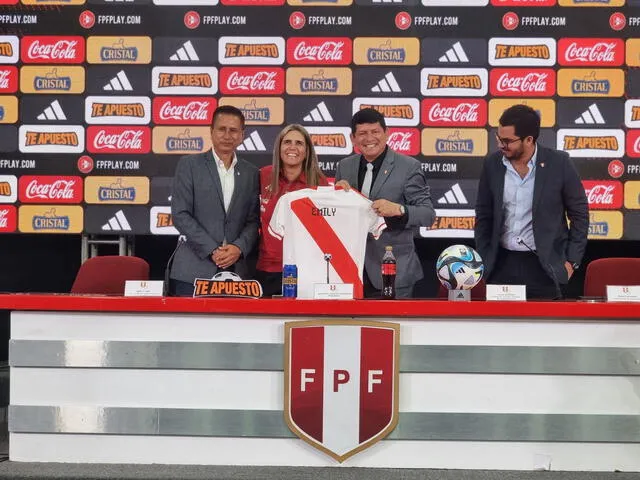 Emily Lima junto a Agustín Lozano, presidente de la FPF. Foto: La República   