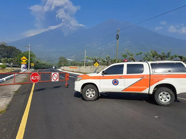 La Conred de Guatemala procedió a cerrar las carretas ante la erupción del volcán de Fuego.