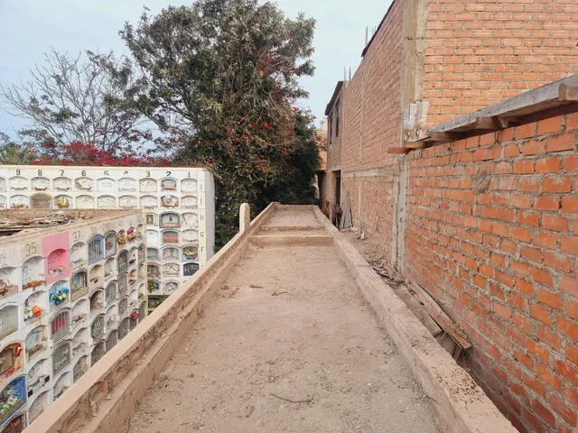  El muro entre la vivienda de Jose Junco y el Cementerio Baquíjano. Foto: Omar Coca/ La República<br><br>    