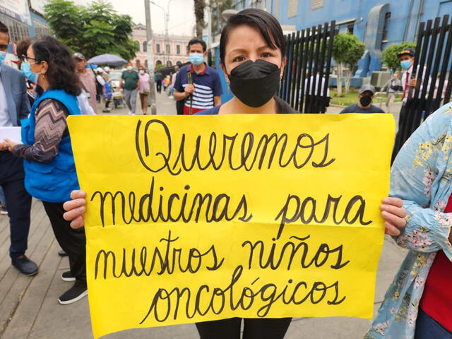 Madres exigen apoyo a la ministra de Salud para salvar a los niños oncológicos que se encuentran graves. Foto: Vanessa Sandoval/La República   