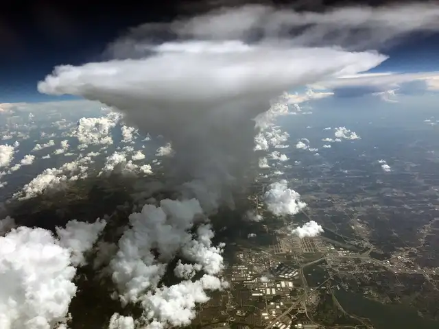  Una nube cumulonimbus causa relámpagos y truenos. Foto: Monitoreo Climatologico del Norte<br>    
