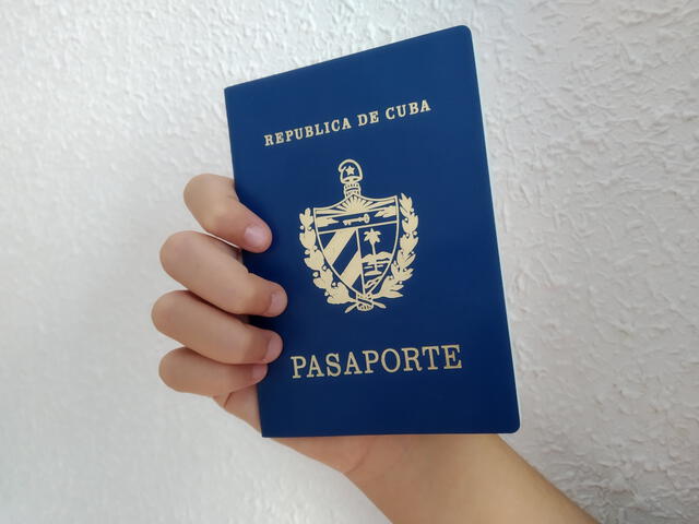 El pasaporte es uno de los requisitos para solicitar el parole humanitario. Foto: On Cuba News.