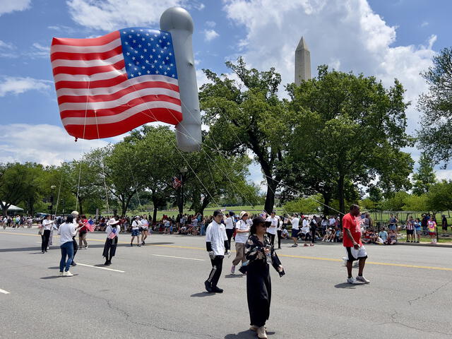 Los estadounidenses participan en los distintos desfiles por el 4 de julio. Foto: AFP   