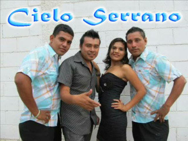Julio Garavito con los integrantes de Cielo Serrano. Foto: Portal Olmos<br>    