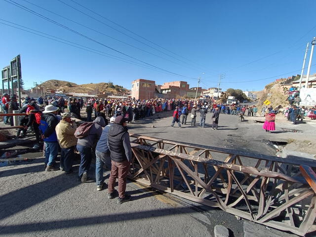  La Policía informó sobre 14 puntos de bloqueo en Puno. Foto: La República    