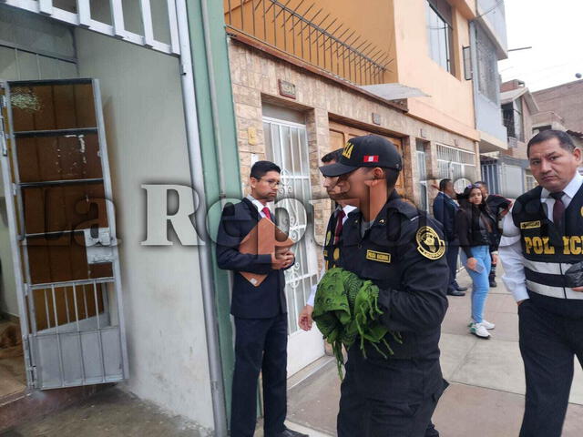 Agentes que participaron del velorio fueron detenidos. Foto: Bella Alvites/La República   