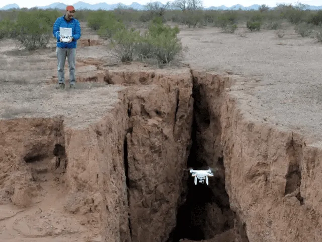 Un investigador monitorea la profundidad de una grieta mediante un dron. Foto: Brian Gote / AZGS   