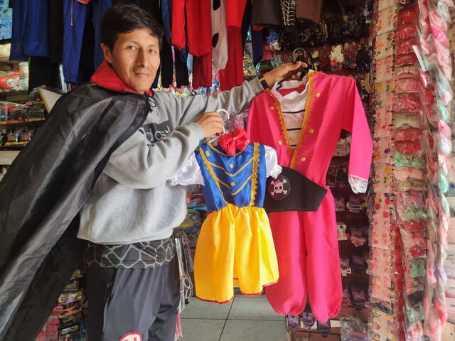  En Mesa Redonda pueden comprarse calabazas para dulces y disfraces para niños. Foto: Urpi    
