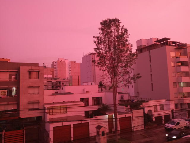 Usuarios reportan cielo rojo en Lima. Foto: X   