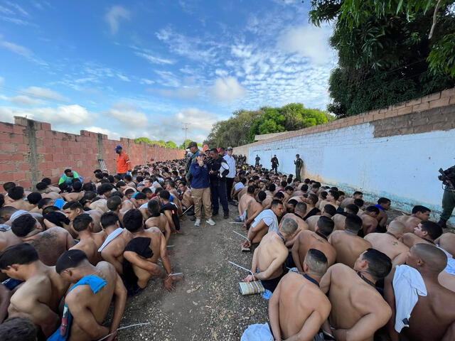 Los familiares de los reclusos esperan tener información sobre el lugar a donde serán trasladados. Foto: Celsa Bautista Ontiveros/X