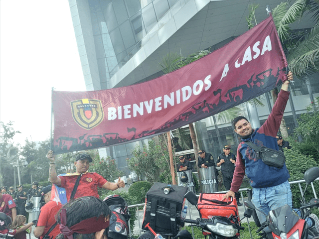  Venezolanos en Lima alientan a su selección