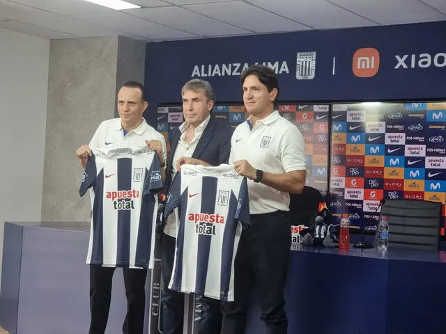 Restrepo, Bonillo y Marioni posando con la camiseta de Alianza Lima. Foto: La República/Rosario Rojas   
