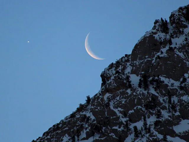  Luna creciente se pone sobre las montañas Wasatch, en Utah. Foto: Bill Dunford / NASA   