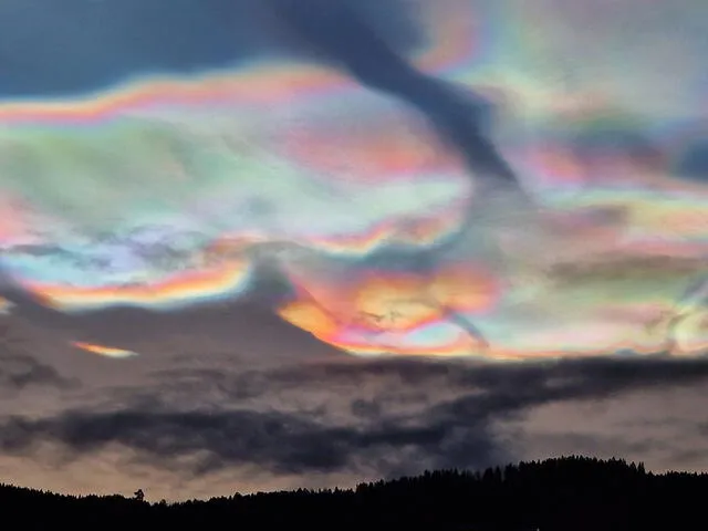  Las nubes de colores son más comunes en los polos terrestres. Foto: Ramunė Šapailaitė   