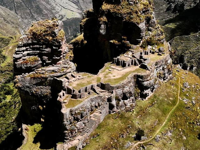 El centro arqueológico de Waqrapukara está ubicado en la comunidad campesina de Huayqui. Foto: Tours a Machu Picchu   