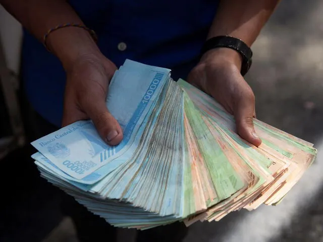 El bolívar, la moneda nacional de Venezuela, sufre una constante devaluación y pierde cada mes su valor frente al dólar. Foto: EFE