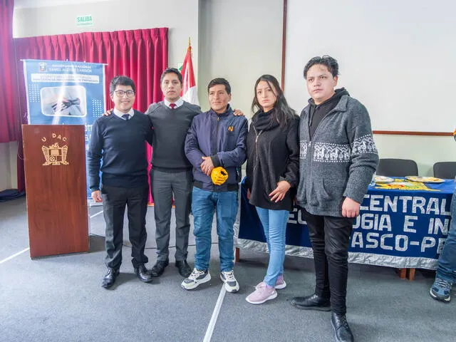 Miguel Borja junto con su equipo de Maki Robotics. Foto: Miguel Borja   