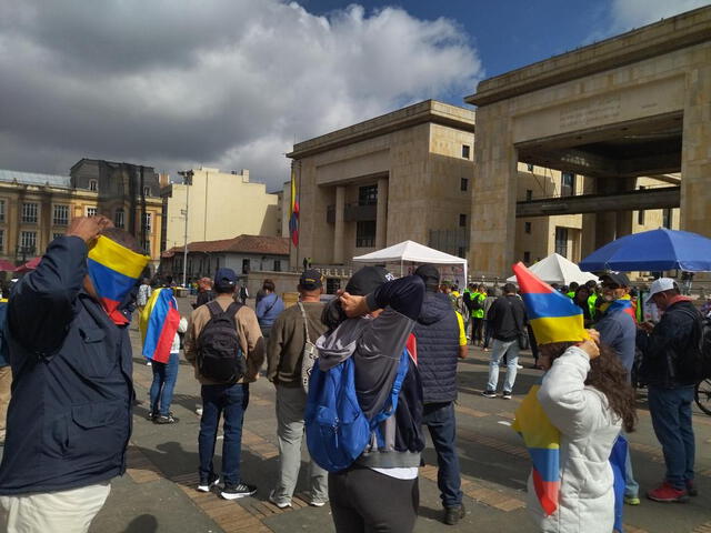 Manifestaciones frente a Palacio de Justicia por la elección de la nueva fiscal Foto: RTVC Noticias. Manifestaciones frente a Palacio de Justicia por la elección de la nueva fiscal Foto: RTVC Noticias.
