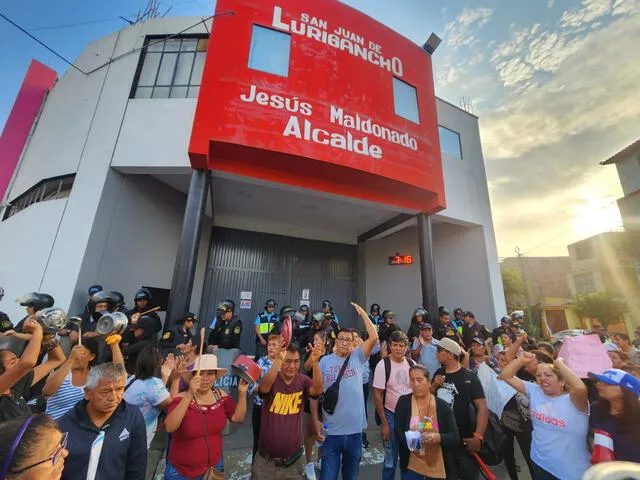 Comerciantes informales protestan frente a la municipalidad de San Juan de Lurigancho. Foto: Rosa Quincho / URPI-LR   