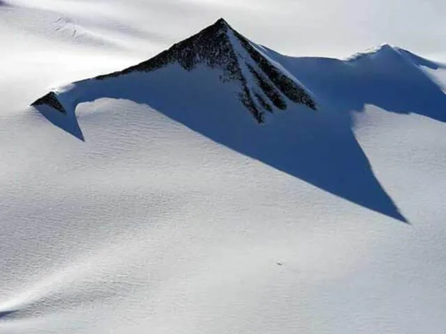 La pirámide se ubica en las coordenadas 79°58′39.25″S 81°57′32.21″W. Foto: difusión   