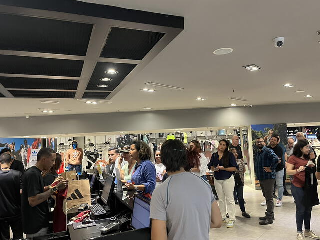  Venezolanos asisten a la tienda Adidas para adquirir la camiseta de la Vinotinto este miércoles 28 de febrero. Foto: @DanielavRojasD/X   