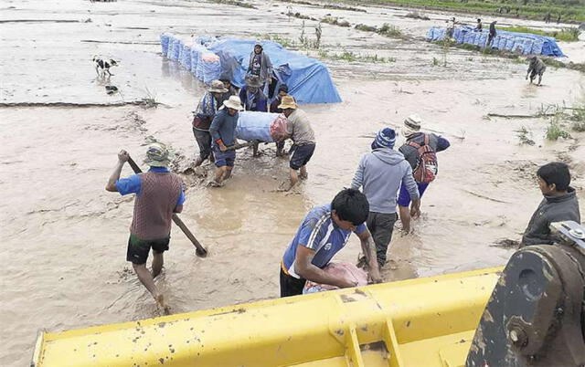  Las persistentes lluvias que se registran en diferentes provincias de la región del altiplano&nbsp;provocaron el ingreso de un huaico que ha bloqueado la&nbsp;carretera Arequipa-Puno. Foto: APG   