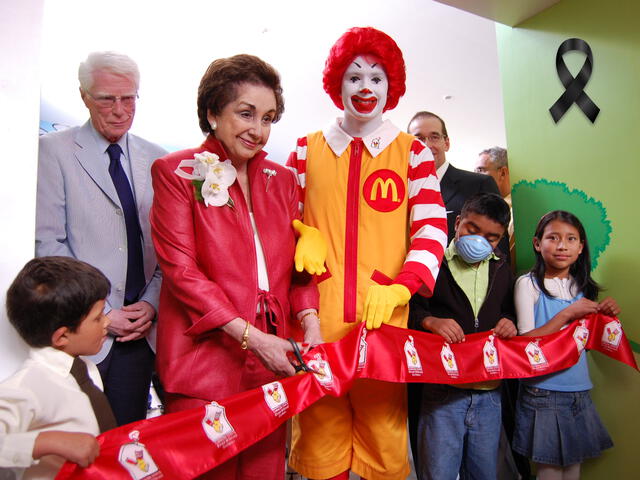 Yolanda Fernández de Cofiño inaugurando una Casa Ronald McDonald para niños con enfermedades. Foto: Fundación Infantil Ronald McDonald   