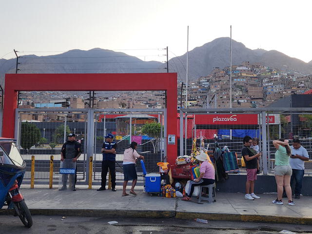 Personal de Fiscalización clausura Plaza Vea de San Juan de Lurigancho al encontrar deficientes condiciones de salubridad. Foto: Mirian Torres/La República    