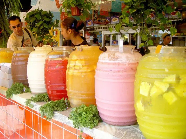 Millones de mexicanos combaten la ola de calor en el país con aguas frescas. Foto: X   