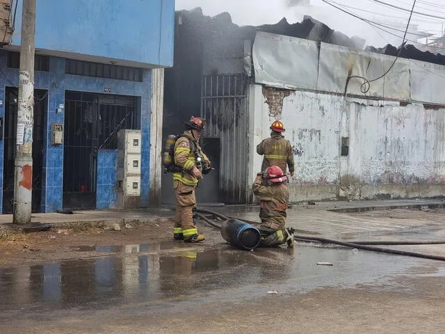 Bomberos retiraron balón de gas que se encontraba en el interior del almacén. Foto: Mirian Torres/La República   