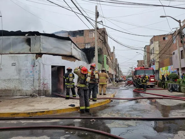 El trabajo de los bomberos se dificultó por falta de agua. Foto: Mirian Torres/La República   